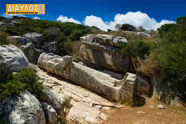 Ο Κούρος του Απόλλωνος. Ένα γιγαντιαίο αρχαίο άγαλμα βρίσκεται σε έναν λόφο στο νησί της Νάξου