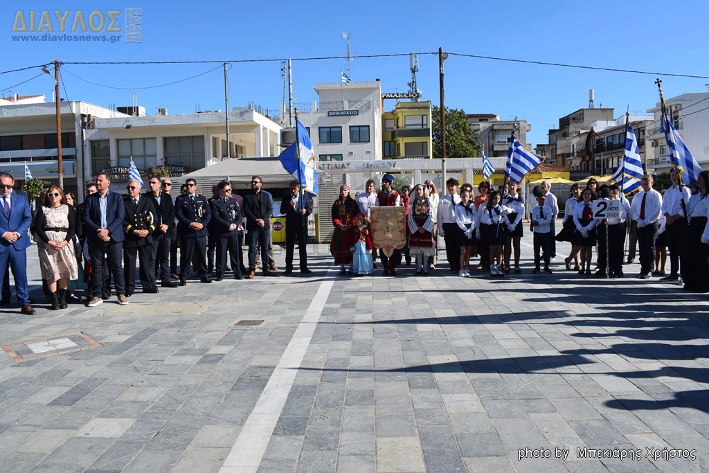 Κατάθεση στεφάνων & παρέλαση της 28ης Οκτωβρίου στην Ιστιαία με φωτογραφίες....