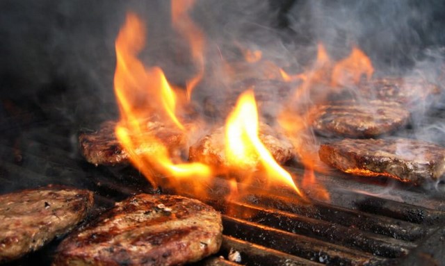 Τι είναι η Τσικνοπέμπτη και τι συμβολίζει; 