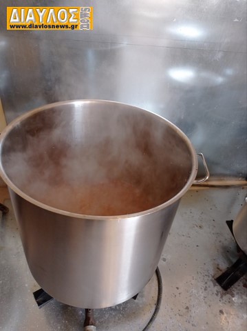 ΠΡΟΕΤΟΙΜΑΣΙΑ ΕΟΡΤΑΣΙΜΩΝ ΦΑΓΗΤΩΝ στο παρεκκλήσιο του ΙΝ Αγ. Παντελεήμονος Αιδηψού